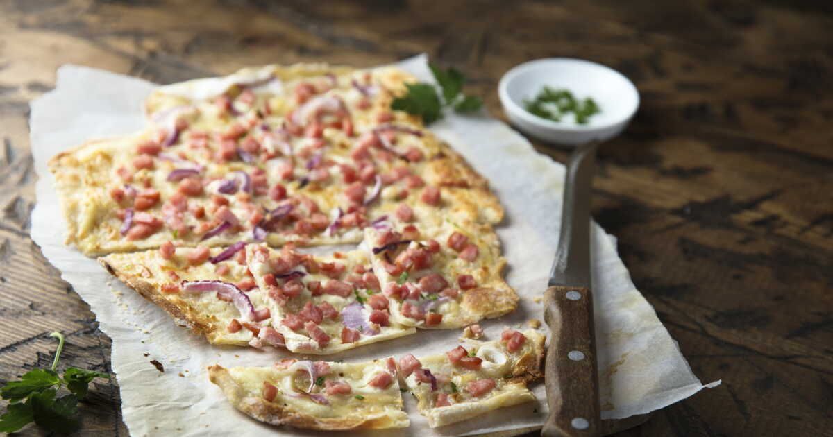 La délicieuse tarte flambée au munster pour un dîner réconfortant