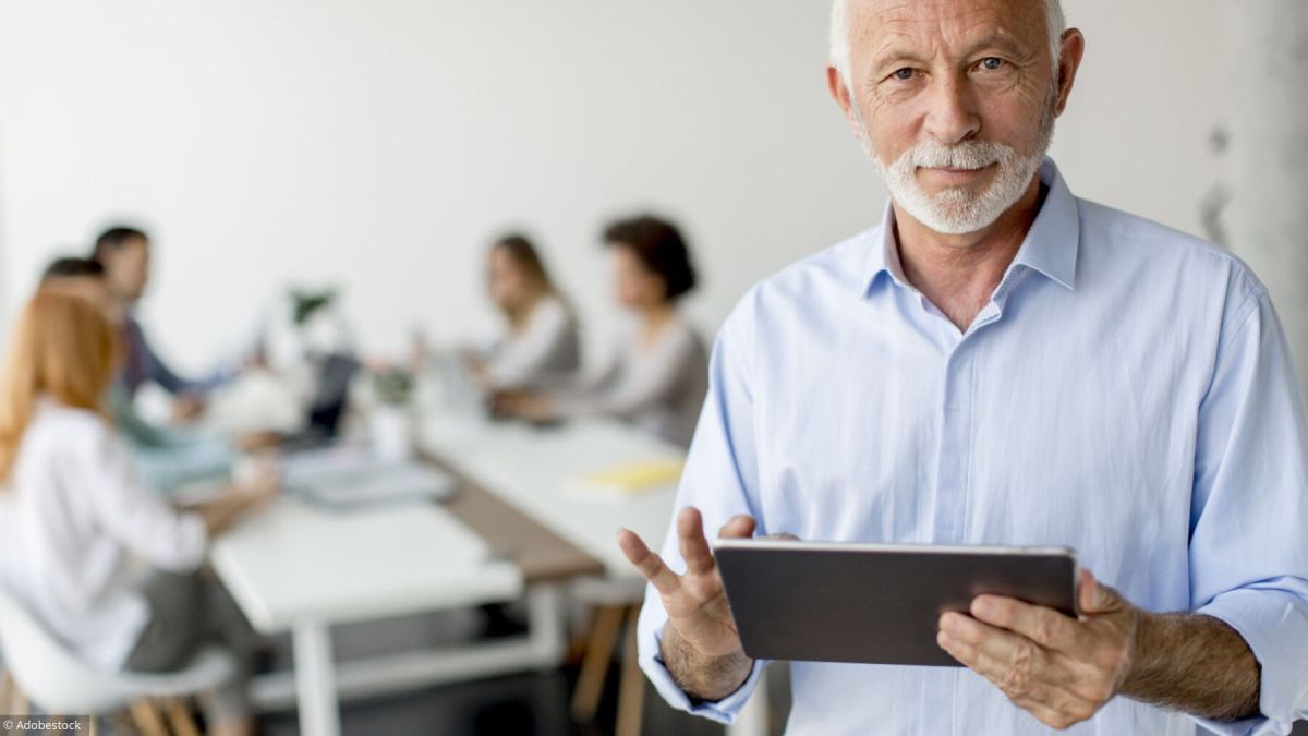 Travailler plus longtemps pour une retraite augmentée : tout savoir sur la surcote