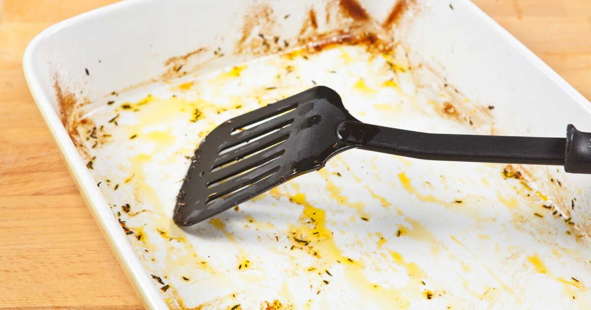Un plat à gratin sale ? Découvrez cette méthode infaillible pour le nettoyer