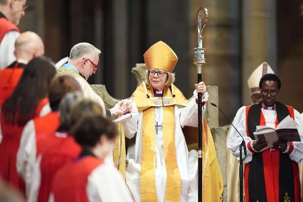 Sarah Mullally entre dans l'histoire en devenant la première femme à la tête de l'Église d'Angleterre