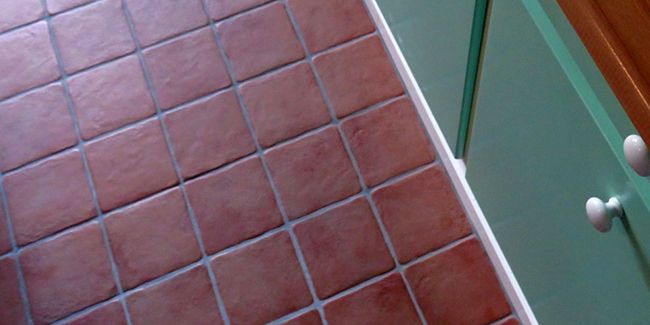 Les secrets d'entretien d'un sol en tomettes : nettoyage, protection et rénovation