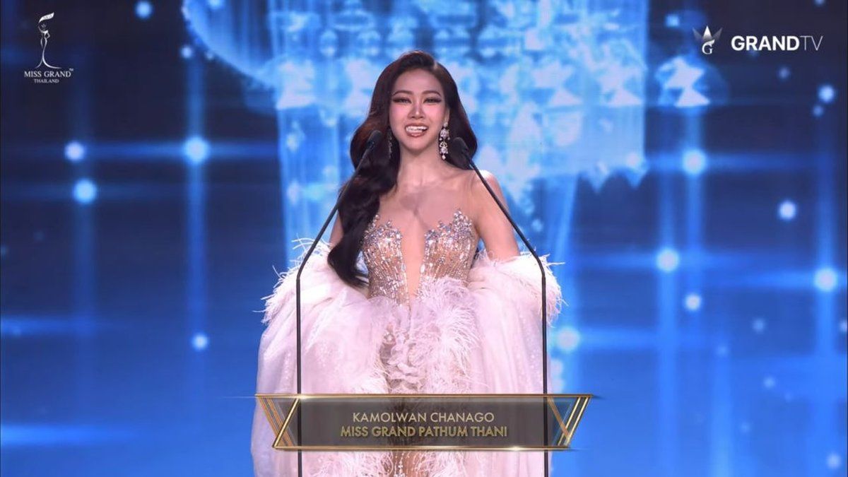 Incident en plein concours de beauté : une prétendante au titre de Miss perd ses facettes dentaires sur scène en direct