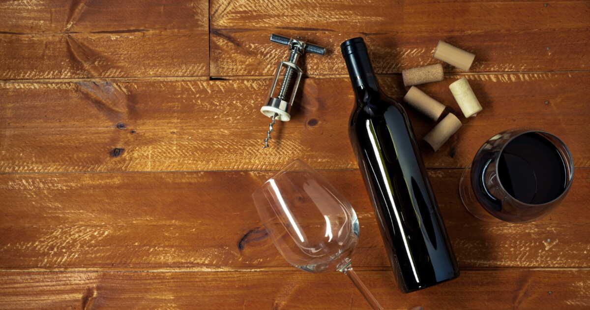 L'astuce ingénieuse pour récupérer un bouchon de vin tombé dans la bouteille