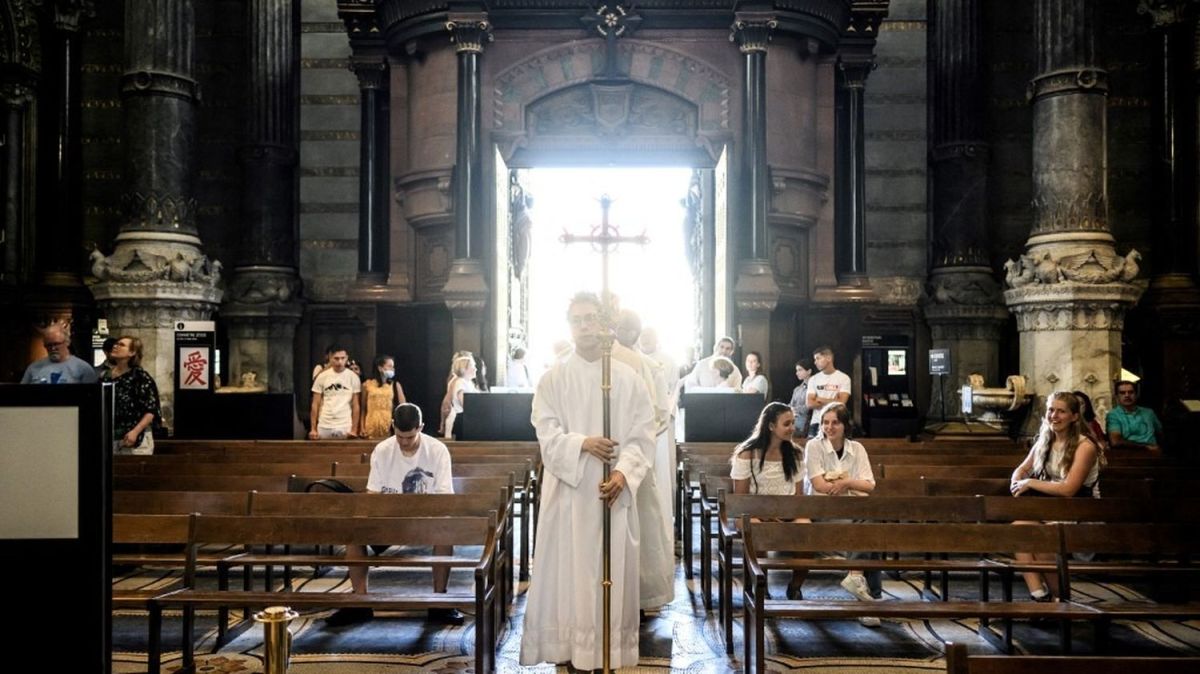 Un nouveau souffle de foi : le baptême catholique attire de plus en plus d'adultes en France