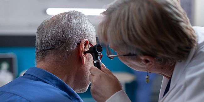 Comment choisir une mutuelle senior pour appareils auditifs : guide et tarifs
