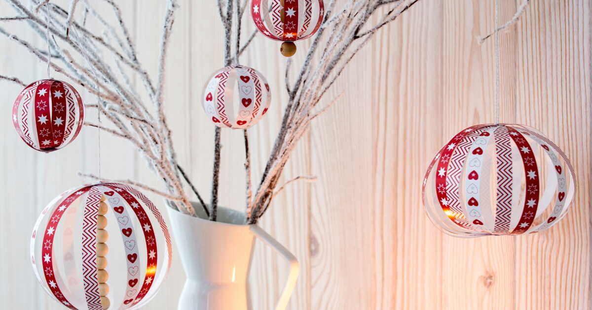 Des boules en papier pour décorer le sapin