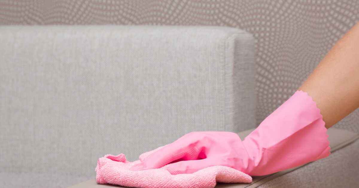 Les secrets pour un canapé en tissu impeccable avec du bicarbonate de soude