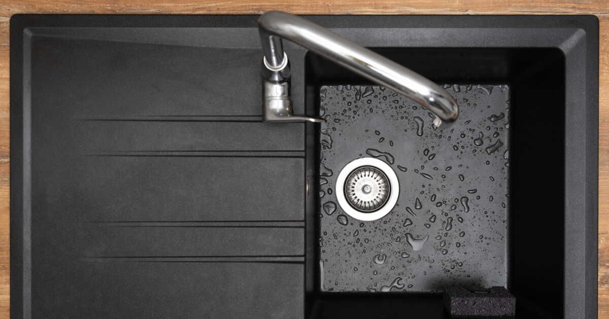L'astuce naturelle incontournable pour préserver la beauté de votre évier noir