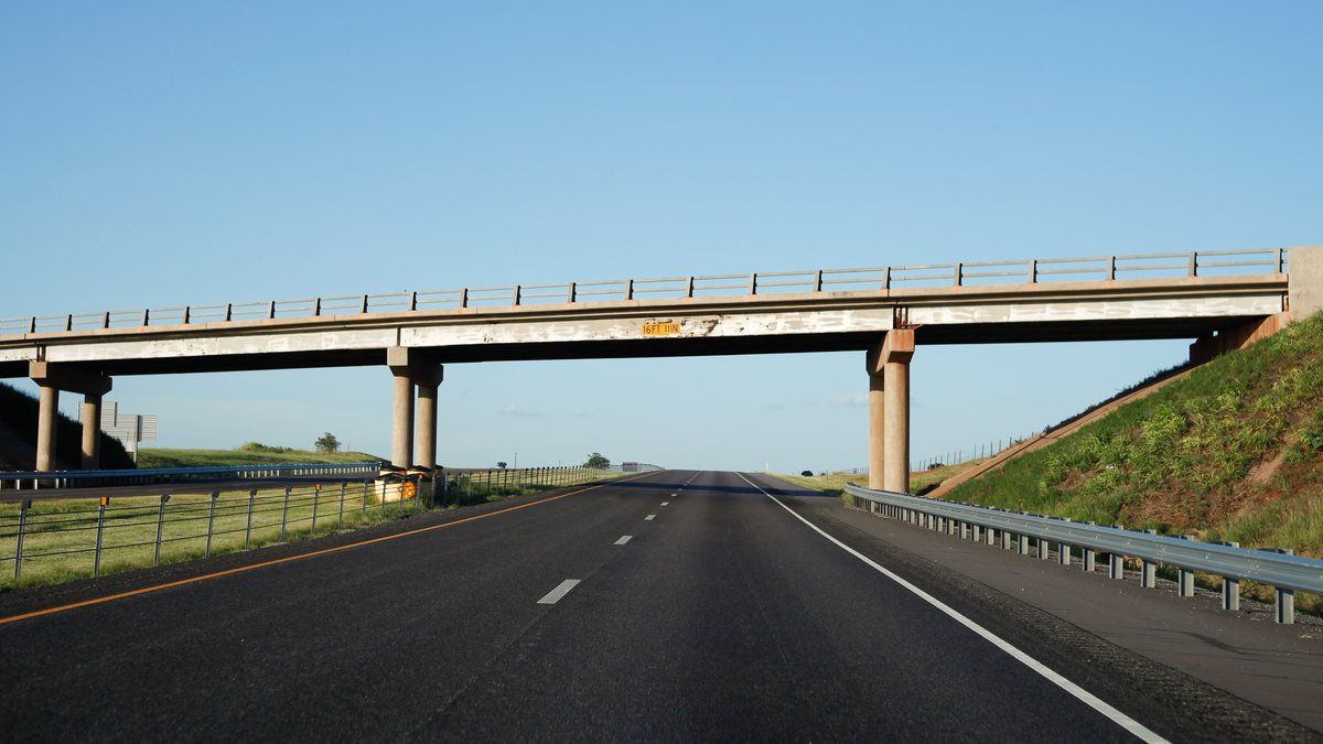 Un homme échappe à un enlèvement en sautant d'un pont