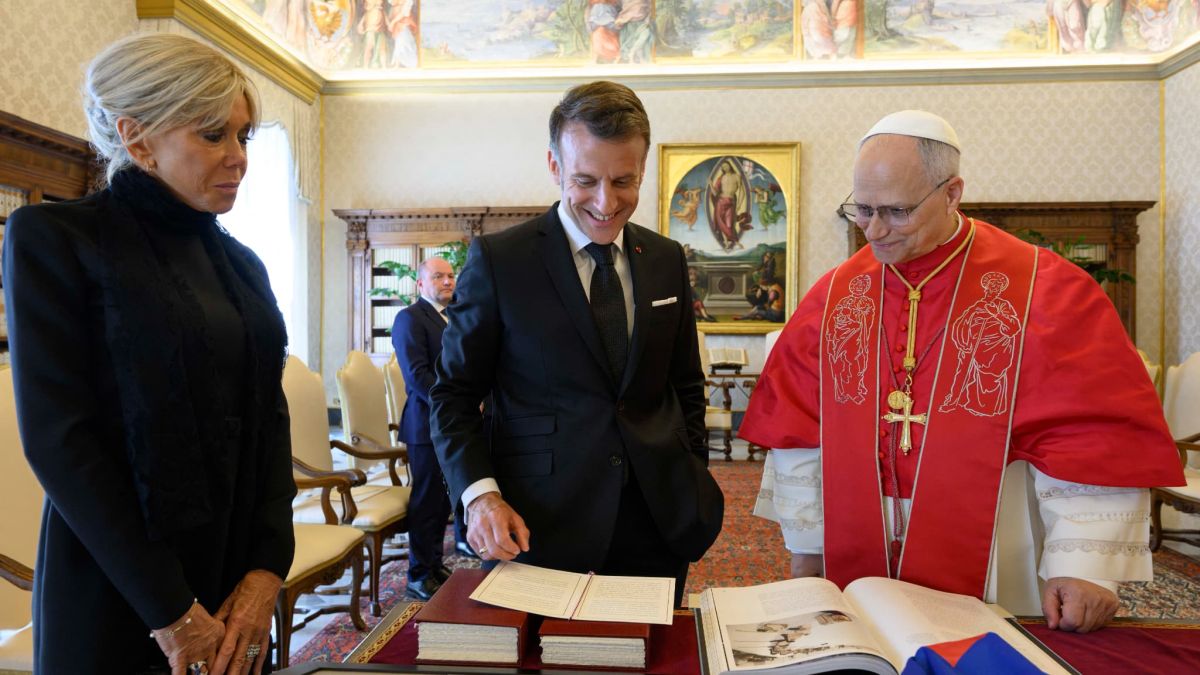 Un échange inédit : les cadeaux d'Emmanuel Macron au pape Léon XIV