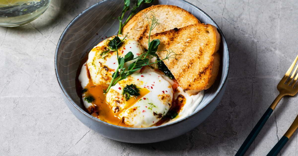 La recette innovante des œufs pochés au yaourt et huile épicée