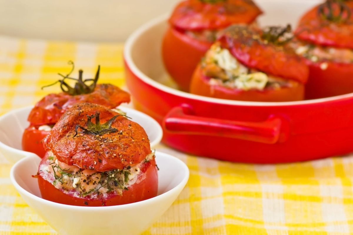 Découvrez l'ingrédient astucieux pour des tomates farcies économiques et savoureuses