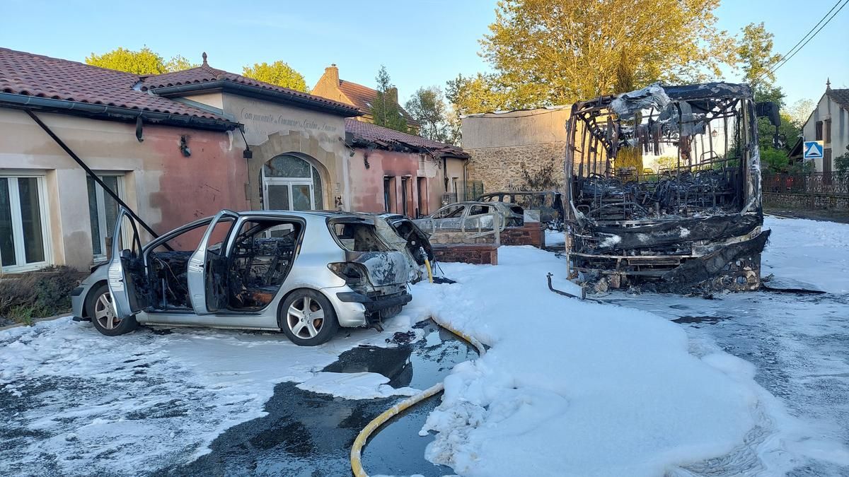Incendie spectaculaire à Castelnaud-la-Chapelle : un bus scolaire en flammes provoque des dégâts