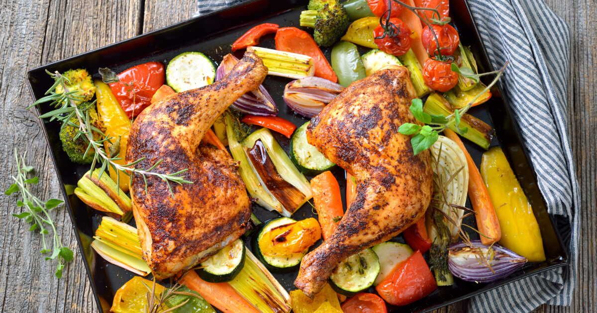 Ce soir, un dîner facile : pilons de poulet et légumes rôtis au four