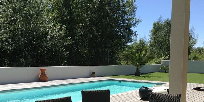 Les secrets de la piscine coque polyester : choix éclairés