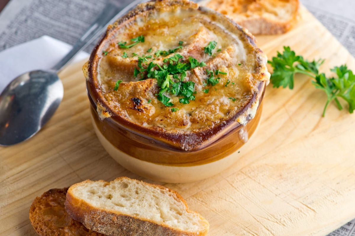 Philippe Etchebest nous dévoile sa recette de soupe gratinée à l'oignon