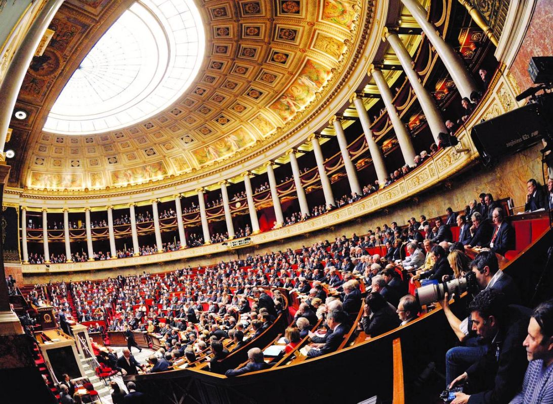 Les députés relancent le débat sur le budget militaire avant le vote décisif