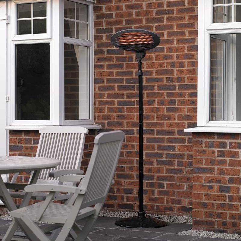 Réchauffez vos soirées d'automne avec ce parasol chauffant à seulement 35 € chez B&M