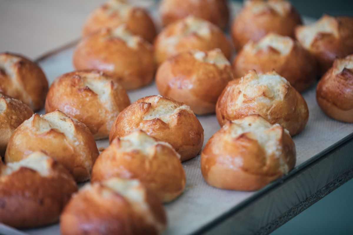 Découvrez la tendance apéritive de l'hiver : les mini-brioches au camembert