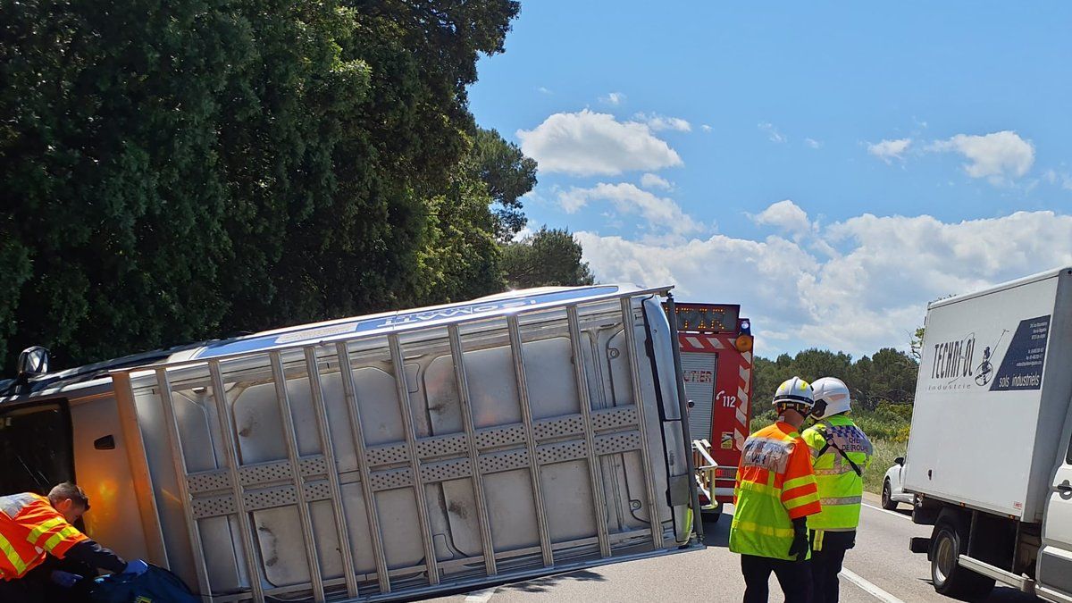 Accident spectaculaire dans le Gard : un conducteur secouru après le renversement de sa fourgonnette