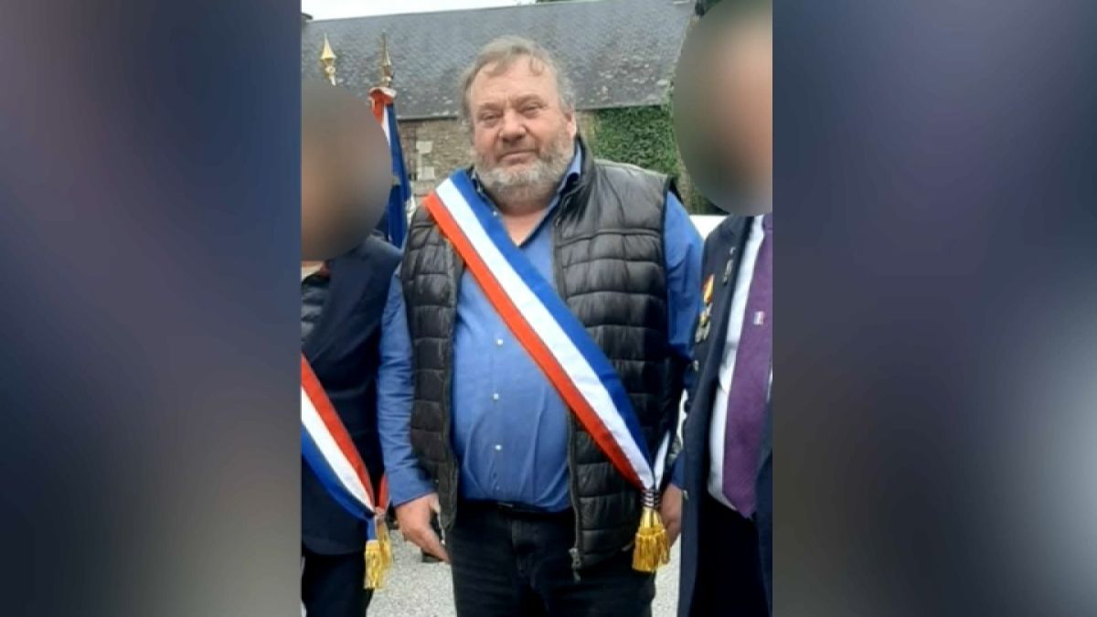 Un maire en examen pour des crimes graves attaque une association de victimes