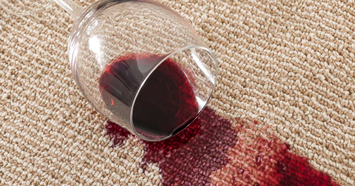 Éliminer une tache de vin rouge : découvrez les pièges à éviter