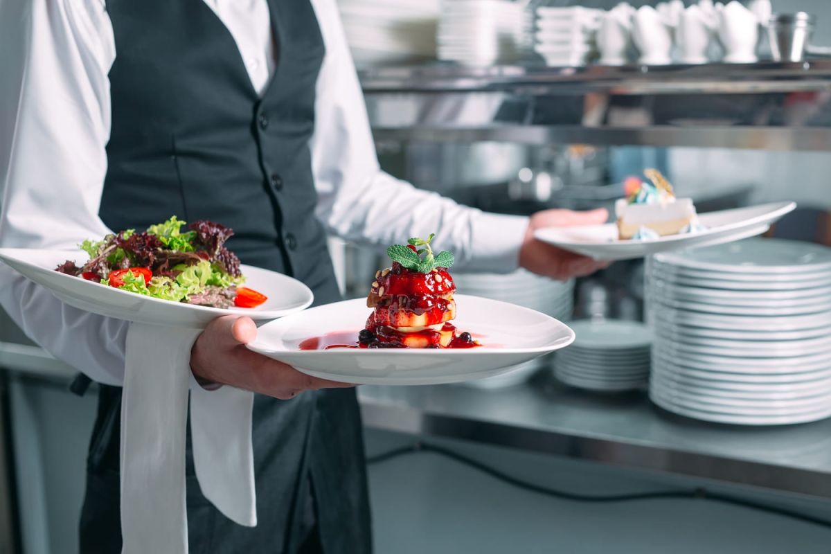Découvrez le secret des serveurs pour porter plusieurs assiettes sans les faire tomber