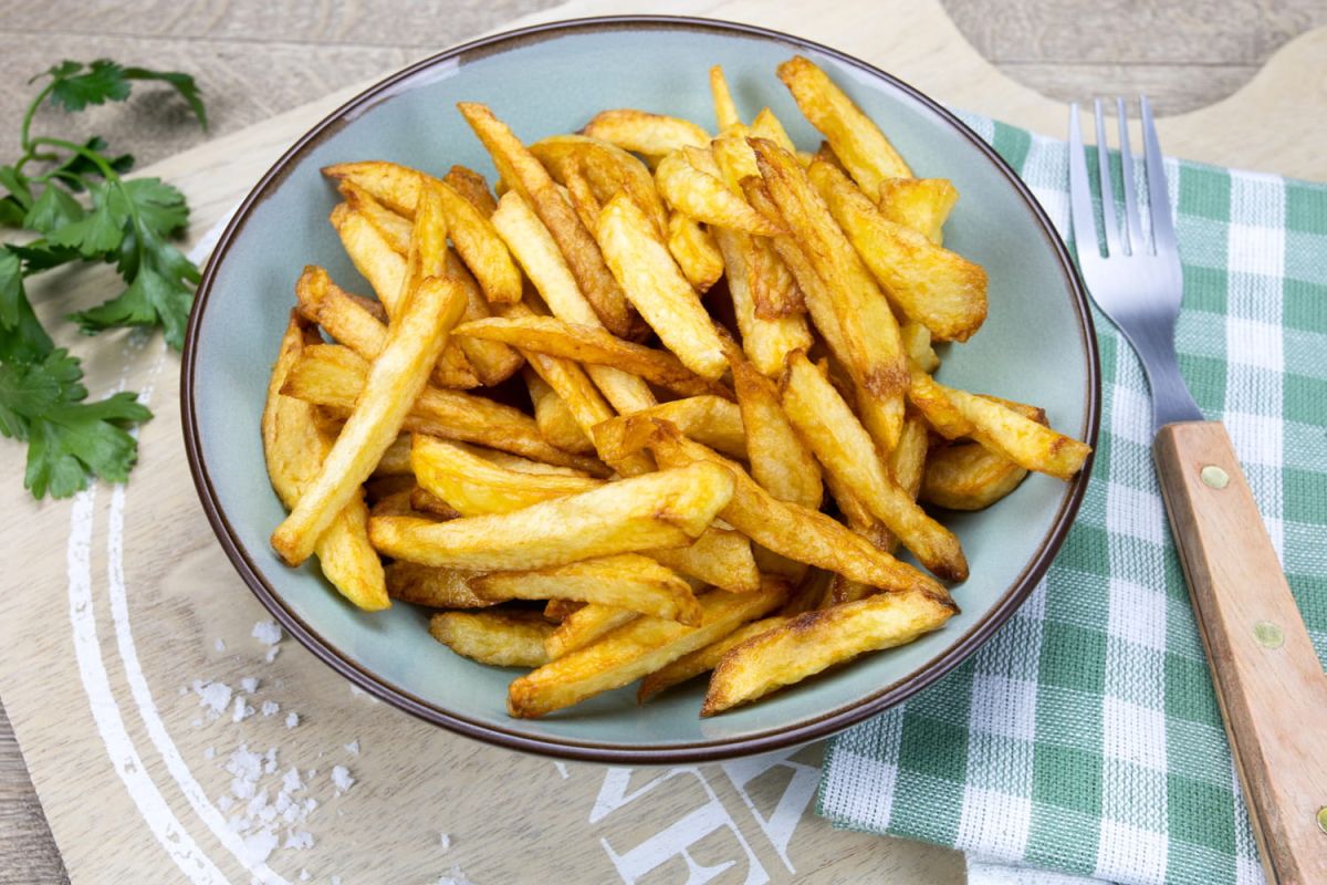Réalisez des frites maison croustillantes et savoureuses : astuces et recettes