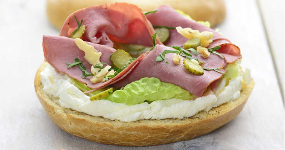La tartine savoureuse au Philadelphia et pastrami qui fait saliver