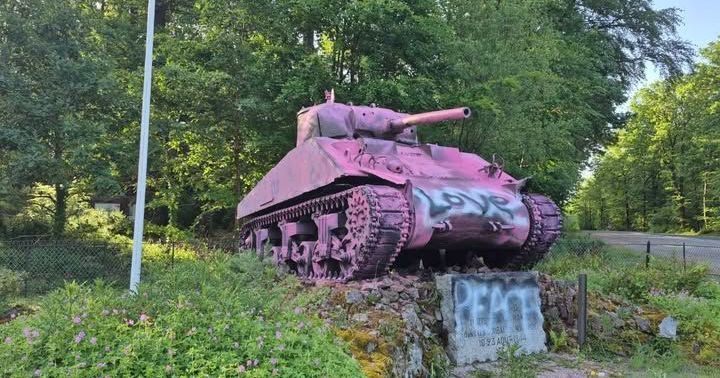 Un char historique repeint : la polémique monte à Alençon