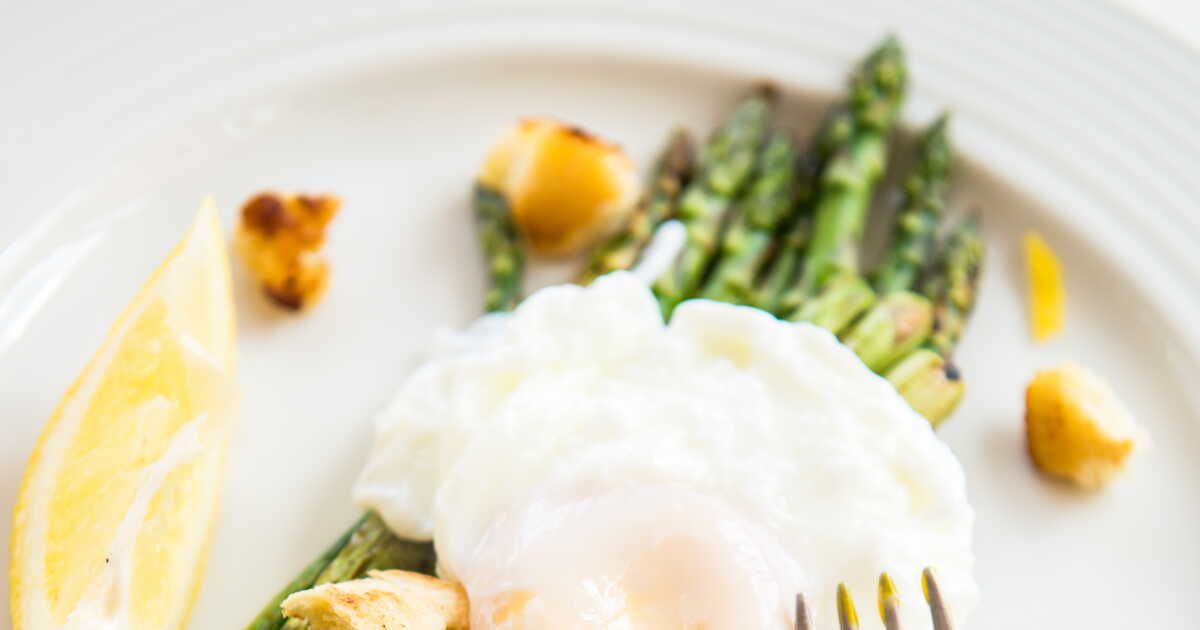Une recette printanière : asperges vertes, œufs mollets et parmesan par Cyril Lignac