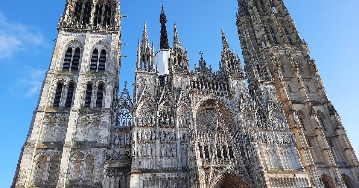 un drapeau au sommet de la cathédrale de rouen provoque une plainte de la préfecture