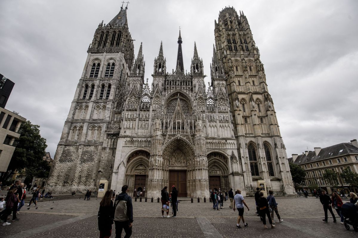 Un drapeau tricolore sur la cathédrale de Rouen : la préfecture réagit