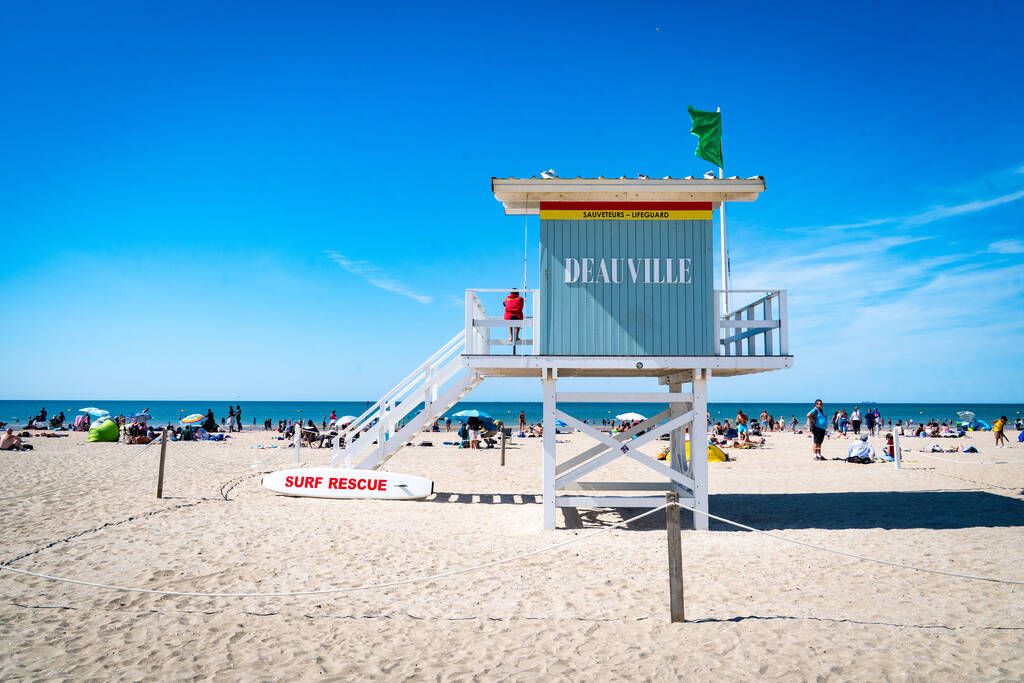 Des cris de haine sur la plage : un homme menace des vacanciers à Deauville