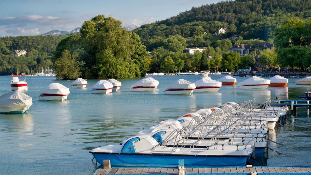 Tragédie au lac de Bédanne : un père se noie pendant une baignade familiale