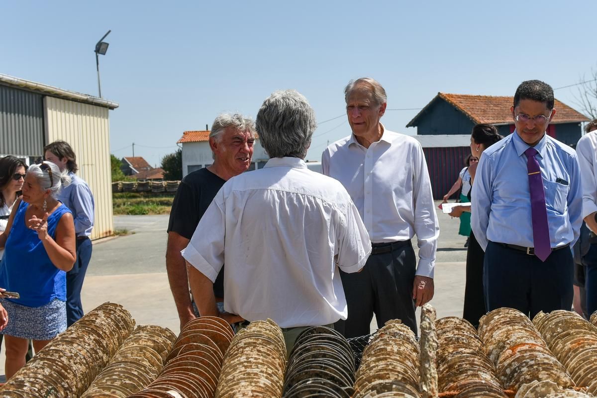 Dominique de Villepin à La Tremblade : une rencontre savoureuse avec les ostréiculteurs