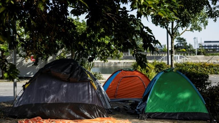 Un drame tragique à Calais : un migrant perd la vie après une chute d'un camion