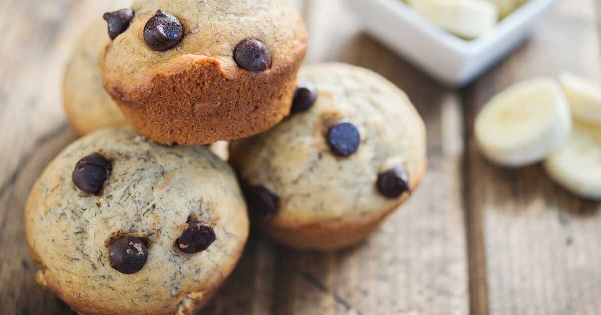 Des muffins à la banane et pépites de chocolat : la douceur idéale pour toute la famille