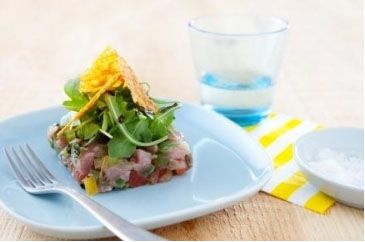 Un tartare de veau savoureux aux câpres et tomates anciennes