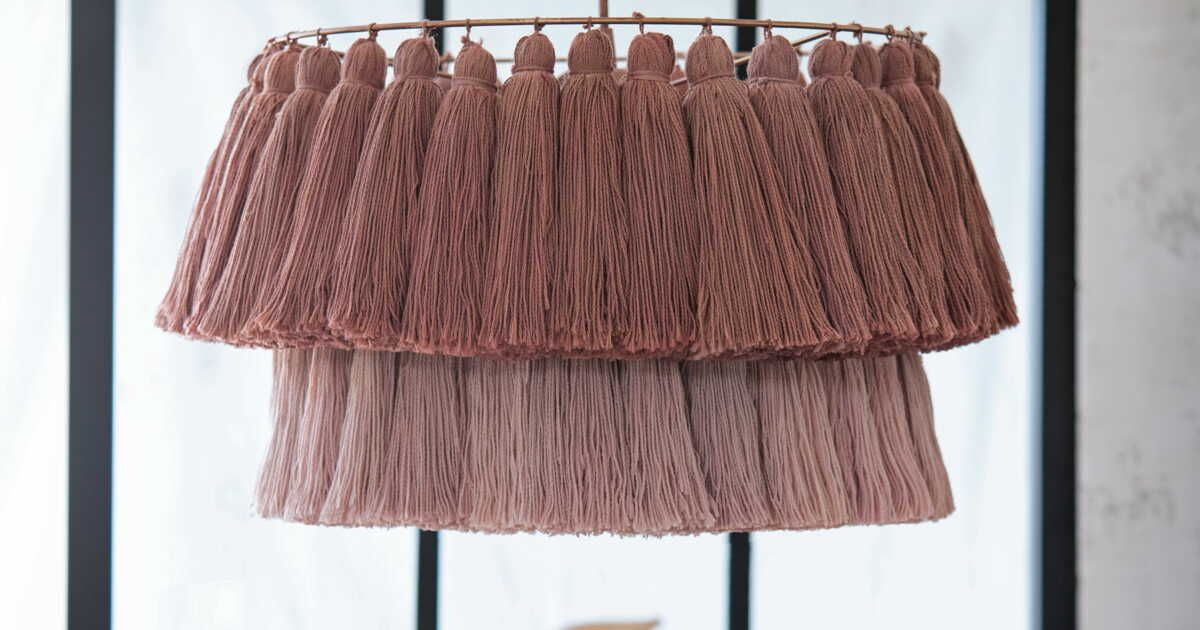 Créez votre lustre en pompons pour une déco hygge inspirante