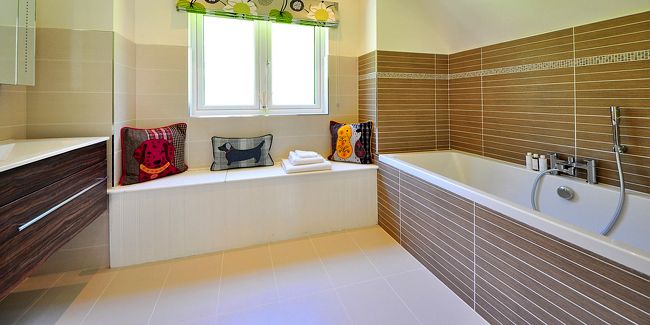 Transformez votre baignoire : la solution d'une porte étanche accessible à tous
