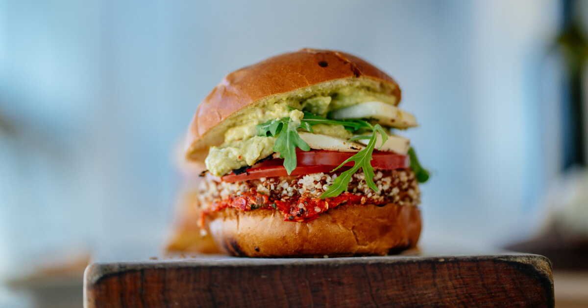 L'art du burger vegan : le cheesy bacon à tester absolument