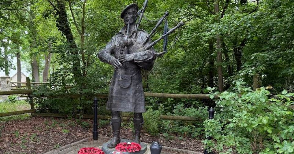 Le vol d'une statue de cornemuse provoque une collecte de fonds en Grande-Bretagne
