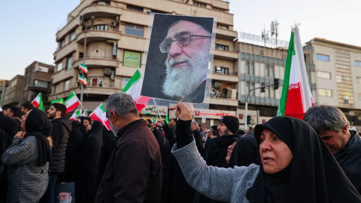 Funérailles nationales en Iran : Ali Khamenei célébré par des millions de fidèles