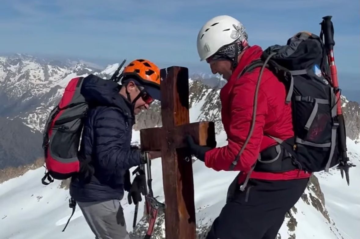 Rénovation au sommet : un jeune alpiniste brave les cimes pour restaurer la croix de l'Aneto
