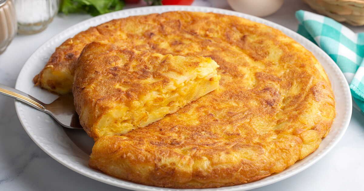 Une omelette de pommes de terre au fromage pour des dîners en famille réussis