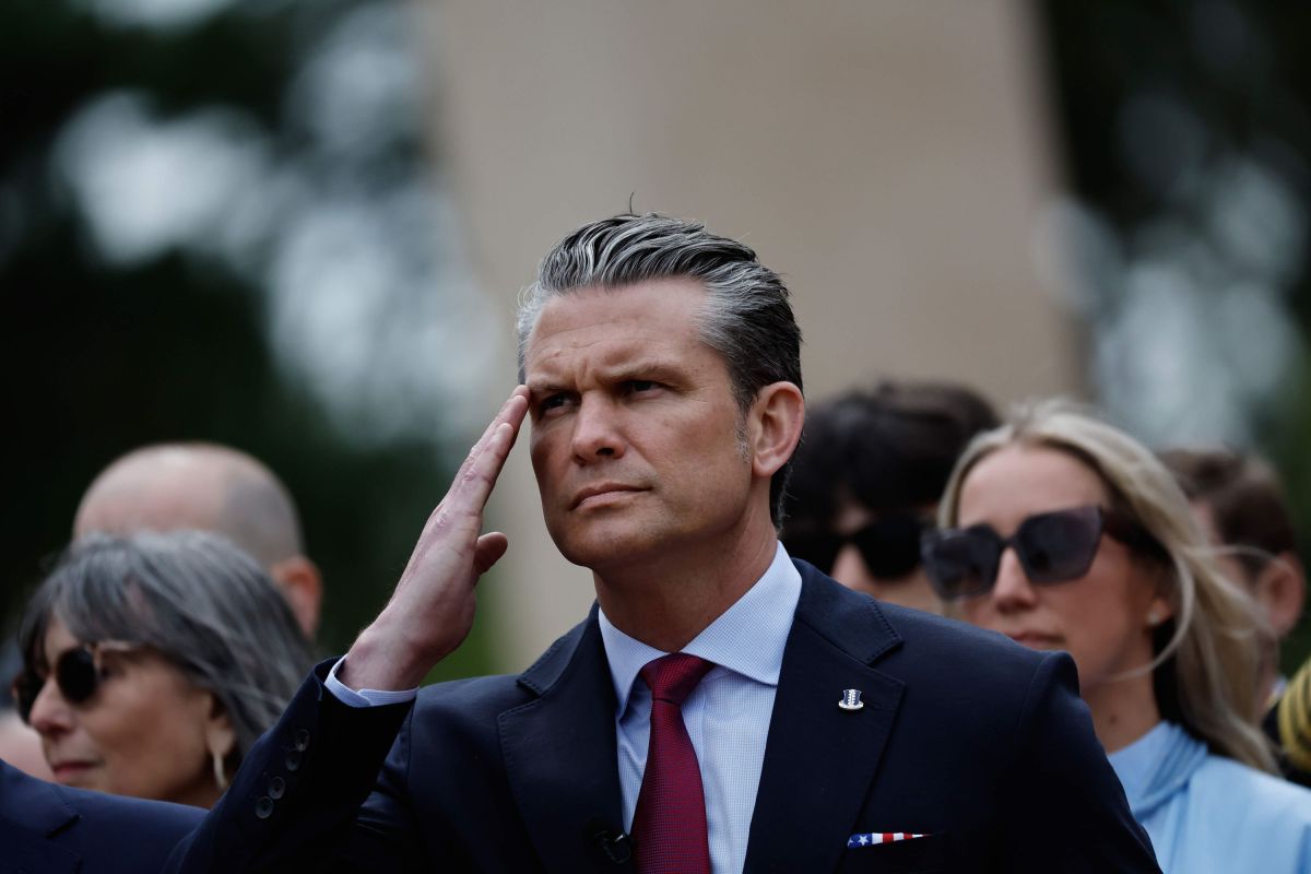 Sur les plages du Débarquement, Pete Hegseth met en garde contre l'invasion migratoire en Europe