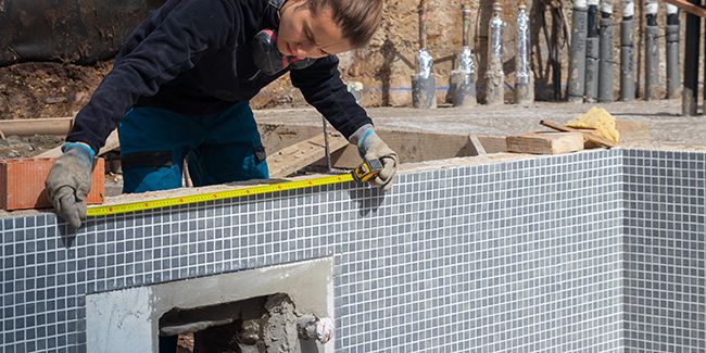 Trouver le bon pisciniste : guide essentiel pour construire votre piscine
