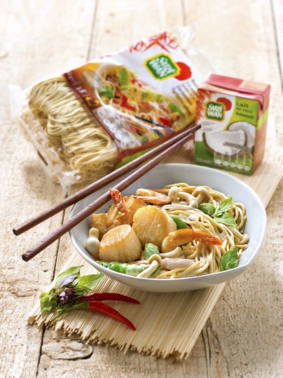 Un voyage culinaire : nouilles sautées aux crevettes et Saint-Jacques