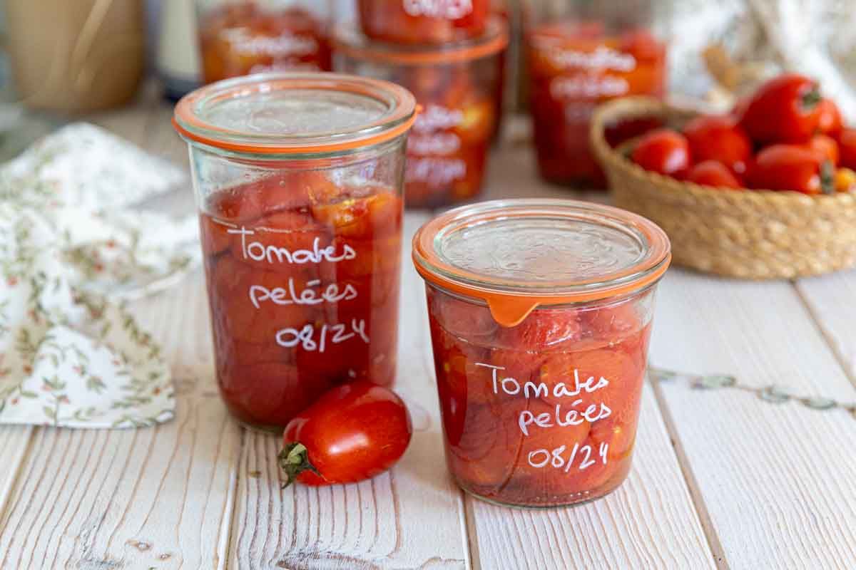 Des bocaux de tomates pelées maison pour l'hiver